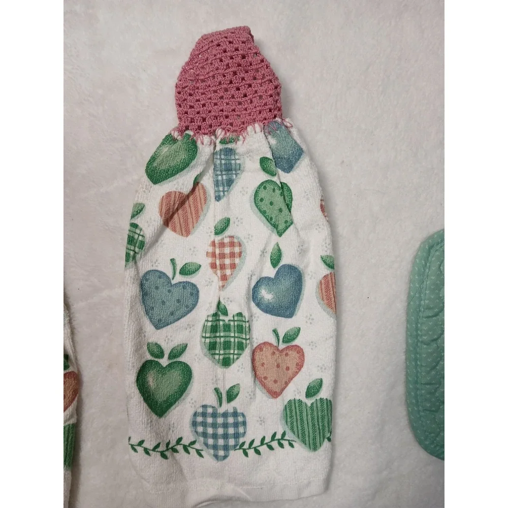 Vintage B&D Kitchenworks 3pc Set: Apple Heart Pot Holder & 2 Crochet Towels